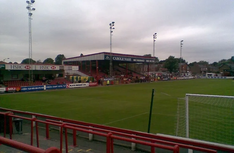Khán đài chính (Main Stand) của sân J Davidson Stadium nhìn từ trên cao, nơi cổ động viên Altrincham FC thường ngồi