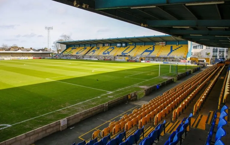 Khán đài chính (Main Stand) tại sân vận động Plainmoor của câu lạc bộ Torquay United.