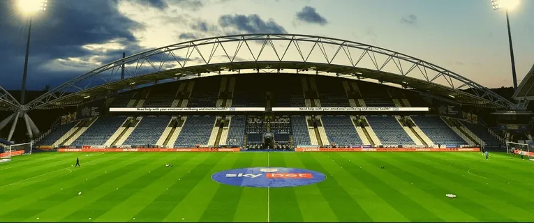 Khán đài chính sân John Smith's Stadium