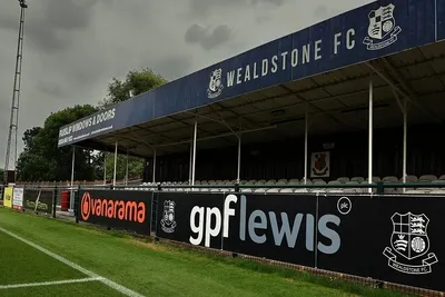 Khán đài chính sân vận động Grosvenor Vale của Wealdstone FC