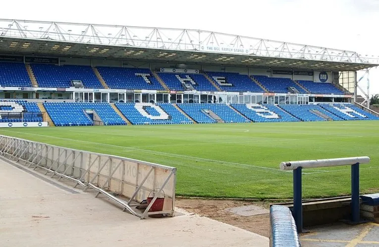 Khán đài chính sân Weston Homes, nơi tập trung các cổ động viên cuồng nhiệt của Peterborough United