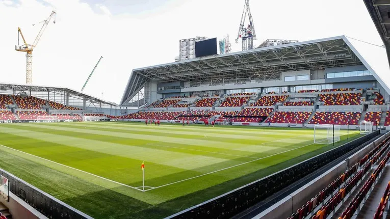 Khán đài chính tại Gtech Community Stadium