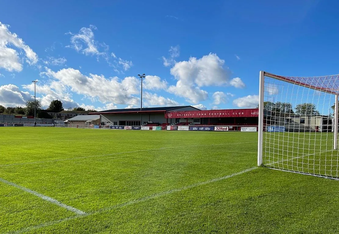Khán đài chính tại sân St James Park Brackley, nơi người hâm mộ thưởng thức các trận đấu của Brackley Town FC.