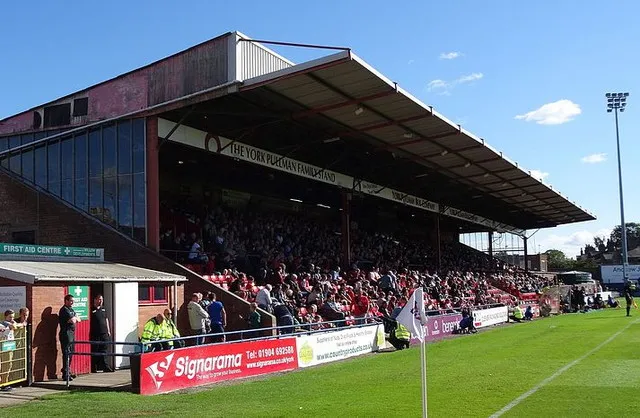 Khán đài Chính (The Main Stand) của sân vận động Bootham Crescent.
