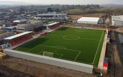 Khán đài có mái che tại sân vận động Meadow Park của Gloucester City AFC