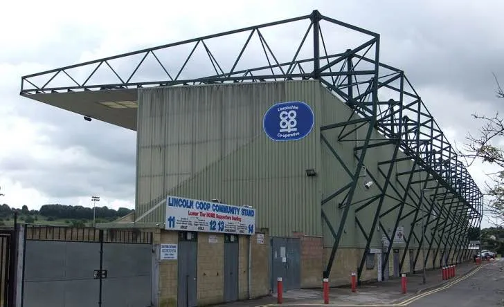 Khán đài Co-Op Community Stand tại sân Sincil Bank, một phần quan trọng trong cấu trúc khán đài, nơi người hâm mộ Lincoln City thể hiện niềm đam mê bóng đá.