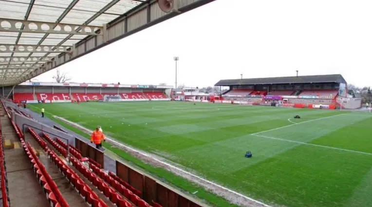 Khán đài Colin Farmer tại sân Whaddon Road, nơi tập trung các cổ động viên sôi nổi
