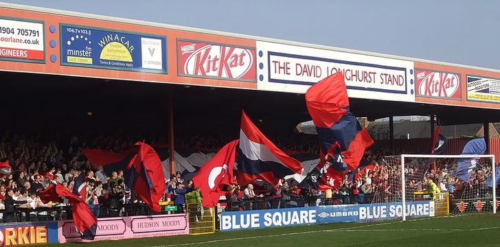 Khán đài David Longhurst Stand tại sân Bootham Crescent.