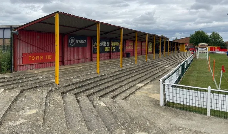 Khán đài đứng truyền thống tại Spencer Stadium, thể hiện không khí bóng đá địa phương.
