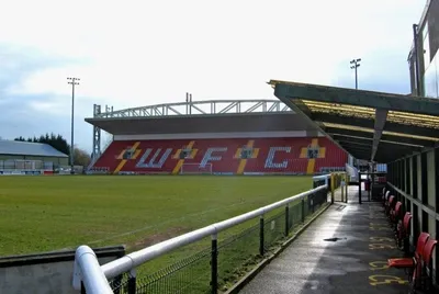 Khán đài Leslie Gosden tại Kingfield Stadium, sân nhà của Woking FC, biểu tượng lịch sử bóng đá Anh