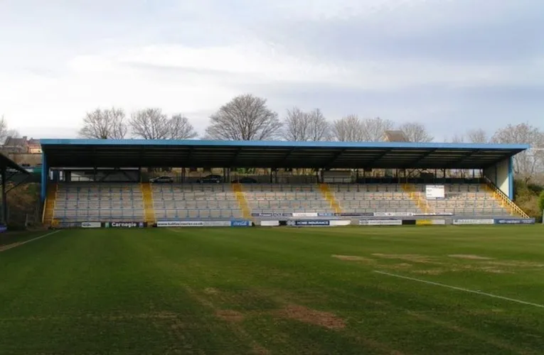 Khán đài North Stand tại sân The Shay, khu vực thường dành cho người hâm mộ đội khách của FC Halifax Town