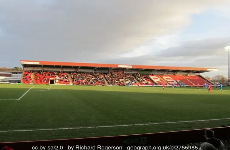 Khán đài phía Đông (East Stand) tại sân vận động Aggborough, khu vực ngồi chính của cổ động viên nhà Kidderminster