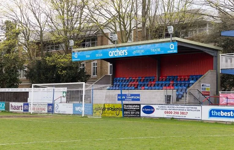 Khán đài phía sau khung thành tại sân Beveree, một phần quan trọng trong cấu trúc sân của Hampton &amp; Richmond Borough FC