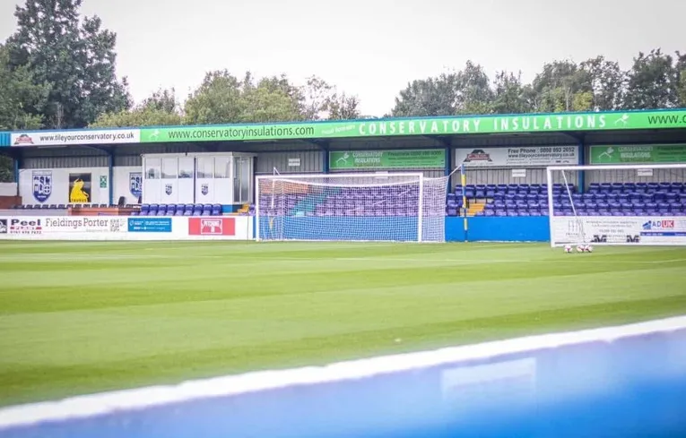 Khán đài phía sau khung thành tại sân Neuven Stadium, nơi cổ động viên Radcliffe FC theo dõi trận đấu