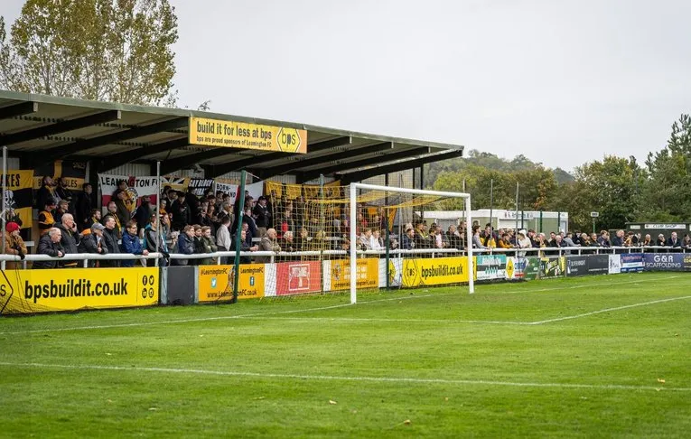 Khán đài phía sau khung thành tại sân New Windmill Ground trong ngày thi đấu của Leamington FC.