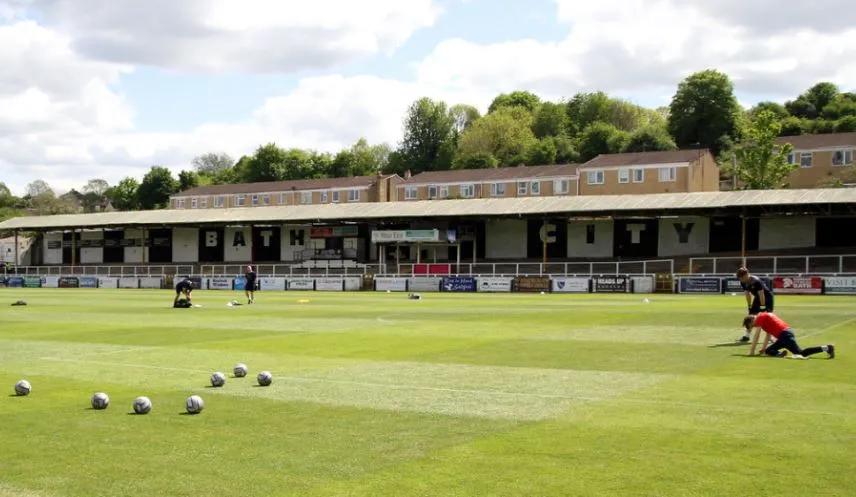 Khán đài Popular Side tại sân Twerton Park, nơi cổ động viên Bath City thể hiện sự cuồng nhiệt.