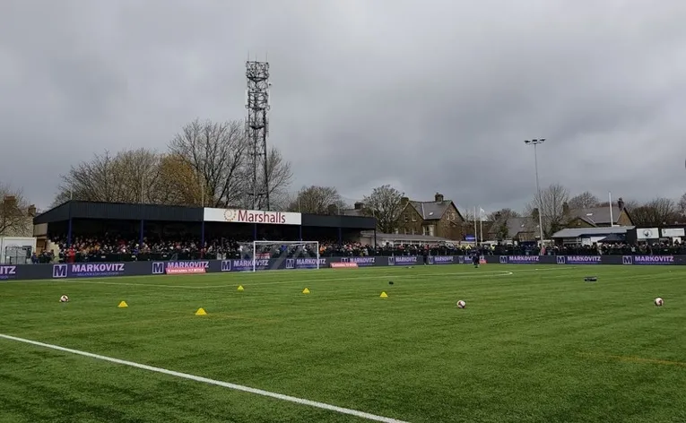 Khán đài Railway End tại sân Silverlands, Buxton FC, thể hiện nét đặc trưng của sân bóng non-league Anh