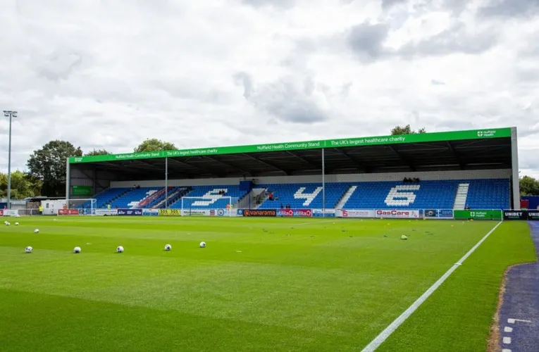 Khán đài South Stand tại sân vận động Silverlake, một phần của quá trình nâng cấp cơ sở vật chất của Eastleigh FC