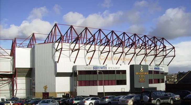 Khán đài Sunwin (Main Stand) lịch sử tại sân Valley Parade, nơi xảy ra vụ hỏa hoạn bi thảm