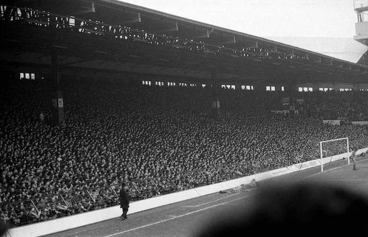 Khán đài The Kop cổ kính tại sân Anfield với người hâm mộ đứng