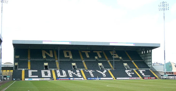 Khán đài The Kop của sân vận động Meadow Lane, Nottingham, nơi cổ vũ cuồng nhiệt của fan Notts County.