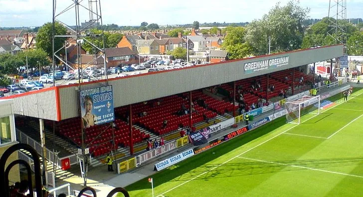 Khán đài Town End của sân The County Ground, nơi tập trung những cổ động viên cuồng nhiệt nhất của Swindon Town