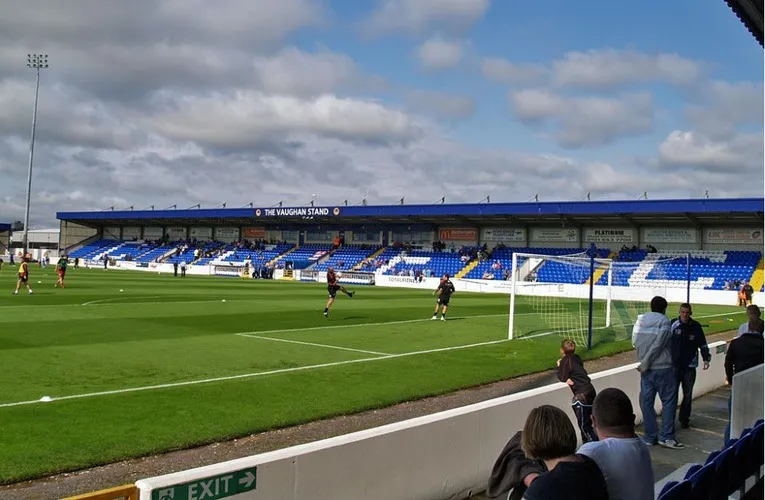 Khán đài Vaughan cũ tại Deva Stadium, một phần lịch sử và kiến trúc độc đáo của sân nhà Chester FC.