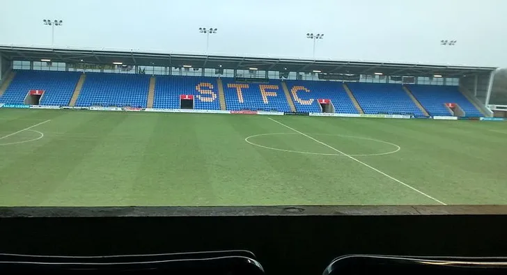 Khán đài West Stand lớn nhất tại sân Croud Meadow, sân nhà của Shrewsbury Town