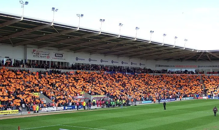 Khán đài West Stand tại sân Bloomfield Road, nơi có đường hầm cầu thủ và phòng thay đồ, là trung tâm hoạt động chính trong các trận đấu của Blackpool FC.