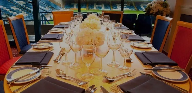 Không gian dịch vụ tiếp đón khách VIP tại sân Priestfield, thể hiện sự sang trọng và tiện nghi