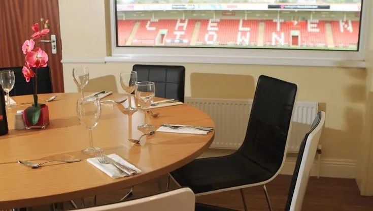 Không gian hospitality sang trọng tại sân Whaddon Road, phục vụ trải nghiệm VIP ngày thi đấu