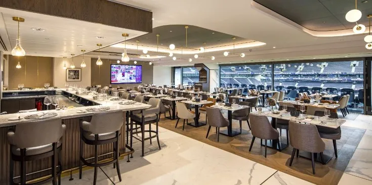 Không gian lounge sang trọng trong khu vực khách sạn của sân Tottenham Hotspur