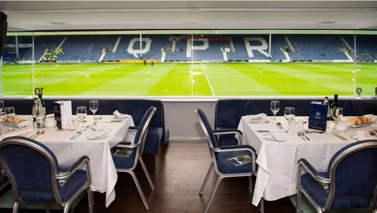 Không gian phòng chờ khách sạn cao cấp tại sân Loftus Road, thể hiện tiện nghi hiện đại