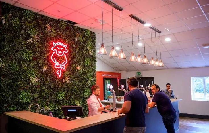 Không gian phòng khách VIP (hospitality lounge) sang trọng tại sân Sincil Bank, nơi cung cấp trải nghiệm cao cấp cho khách và đối tác của Lincoln City FC.