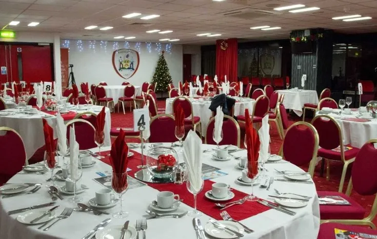 Không gian sang trọng tại sảnh tiếp khách (hospitality lounge) của Oakwell Stadium, mang lại trải nghiệm xem bóng đá cao cấp