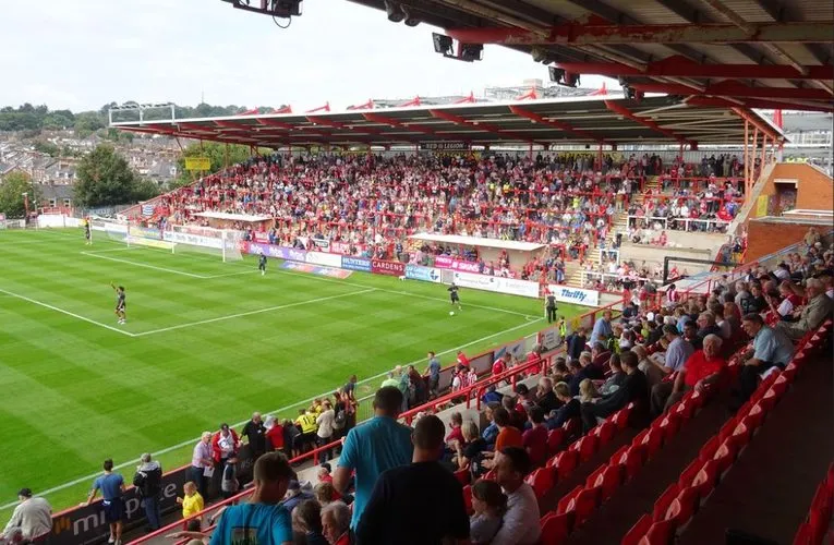 Không khí náo nhiệt trên khán đài St. James Park Exeter vào ngày diễn ra trận đấu của Exeter City