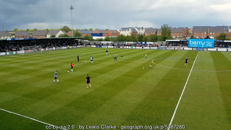 Không khí sôi động tại sân Raymond McEnhill trong một ngày diễn ra trận đấu của Salisbury FC, với khán đài đông kín người hâm mộ