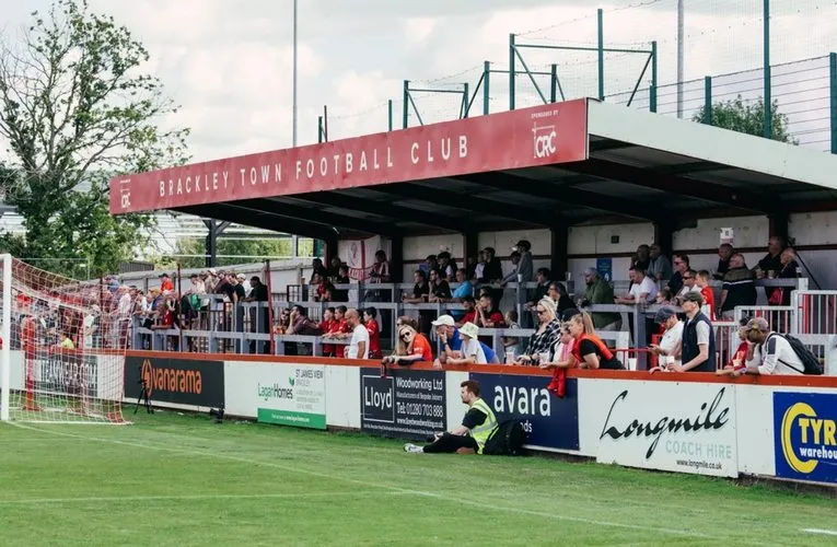 Không khí sôi động tại sân St James Park trong ngày diễn ra trận đấu của Brackley Town FC, minh chứng cho tình yêu bóng đá địa phương.