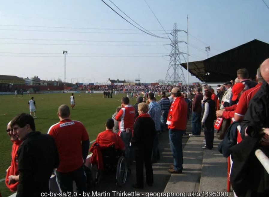 Không khí sôi động tại sân Stonebridge Road vào ngày diễn ra trận đấu của Ebbsfleet United, thể hiện đặc trưng của bóng đá hạng dưới Anh.