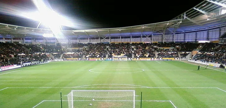 Không khí sôi động trên khán đài sân vận động MKM với đông đảo người hâm mộ Hull City.