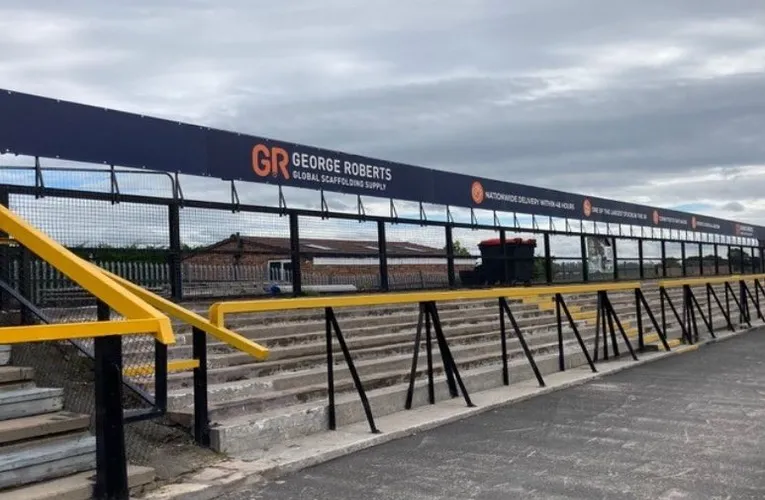 Khu khán đài Blowick End, nơi dành cho cổ động viên đội khách tại sân vận động Haig Avenue