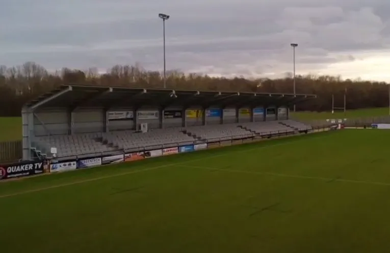 Khu khán đài chính (Main Stand) có mái che tại sân Blackwell Meadows, nơi có chỗ ngồi cho người hâm mộ.