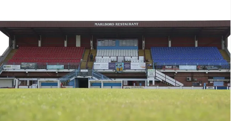 Khu khán đài chính (Main Stand) tại sân Bob Lucas, nơi có chỗ ngồi dành cho khán giả