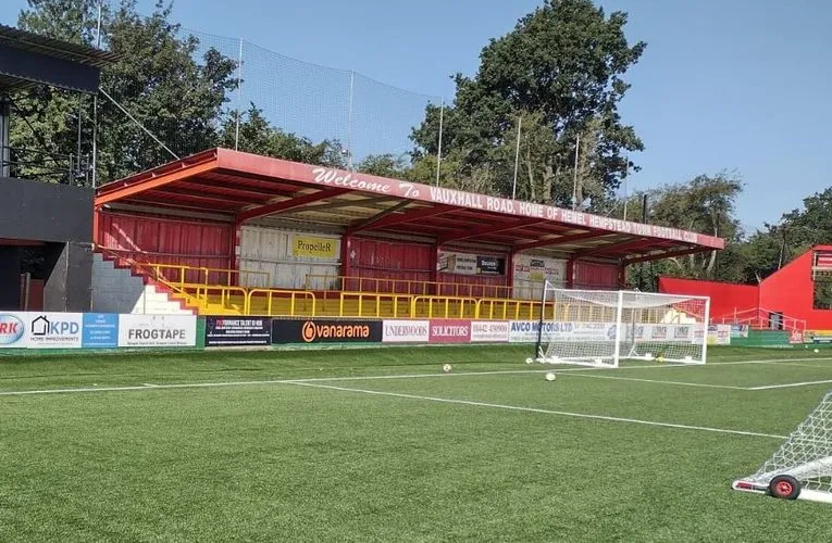 Khu khán đài đứng (terrace) tại sân Vauxhall Road, Hemel Hempstead, thể hiện không khí bóng đá truyền thống Anh.