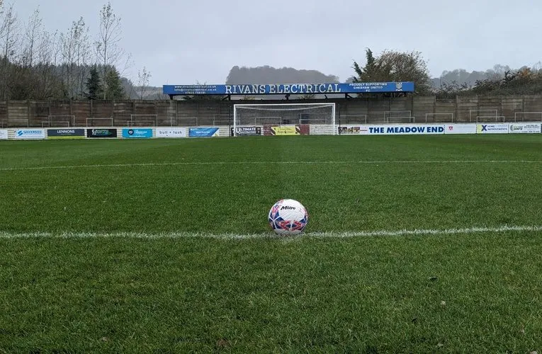 Khu khán đài đứng truyền thống tại sân The Meadow của Chesham United