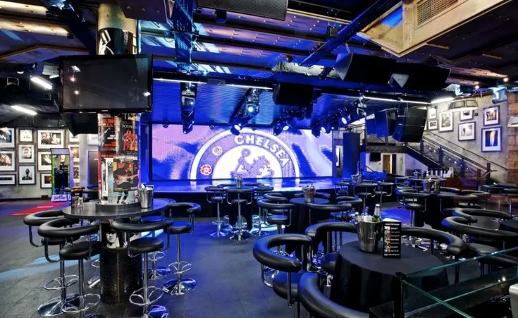 Khu vực dịch vụ hiếu khách cao cấp tại sân Stamford Bridge, với không gian sang trọng và tiện nghi hiện đại
