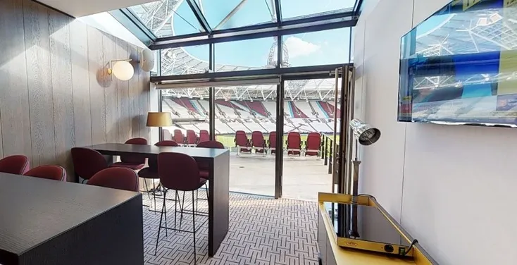 Khu vực dịch vụ hiếu khách sang trọng tại London Stadium, với tầm nhìn ra sân