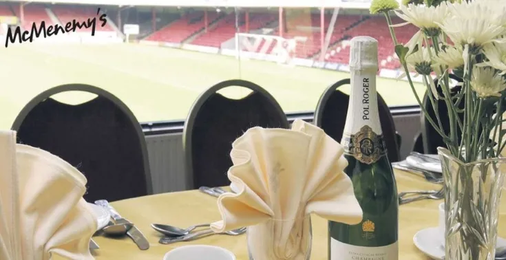 Khu vực dịch vụ hospitality sang trọng tại sân Blundell Park, phục vụ khách VIP của Grimsby Town FC.