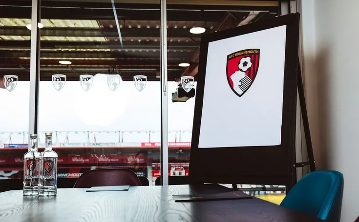 Khu vực dịch vụ khách sạn cao cấp tại sân Vitality Stadium của AFC Bournemouth, thể hiện không gian sang trọng.