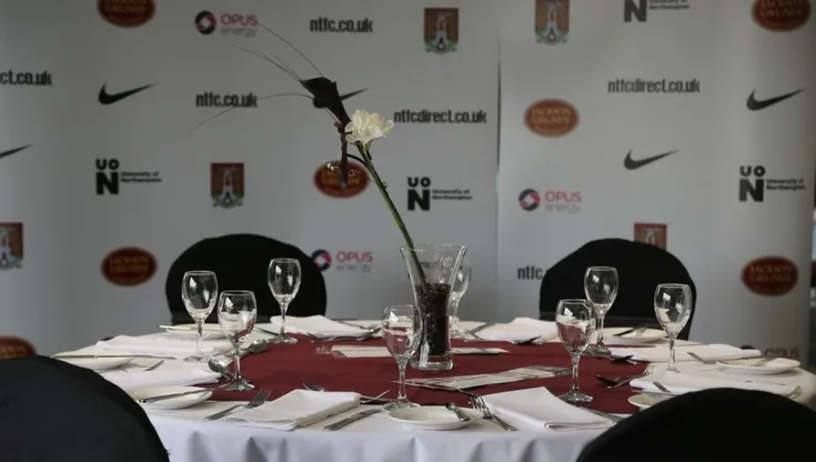 Khu vực dịch vụ khách sạn cao cấp tại Sixfields Stadium, với không gian ăn uống sang trọng